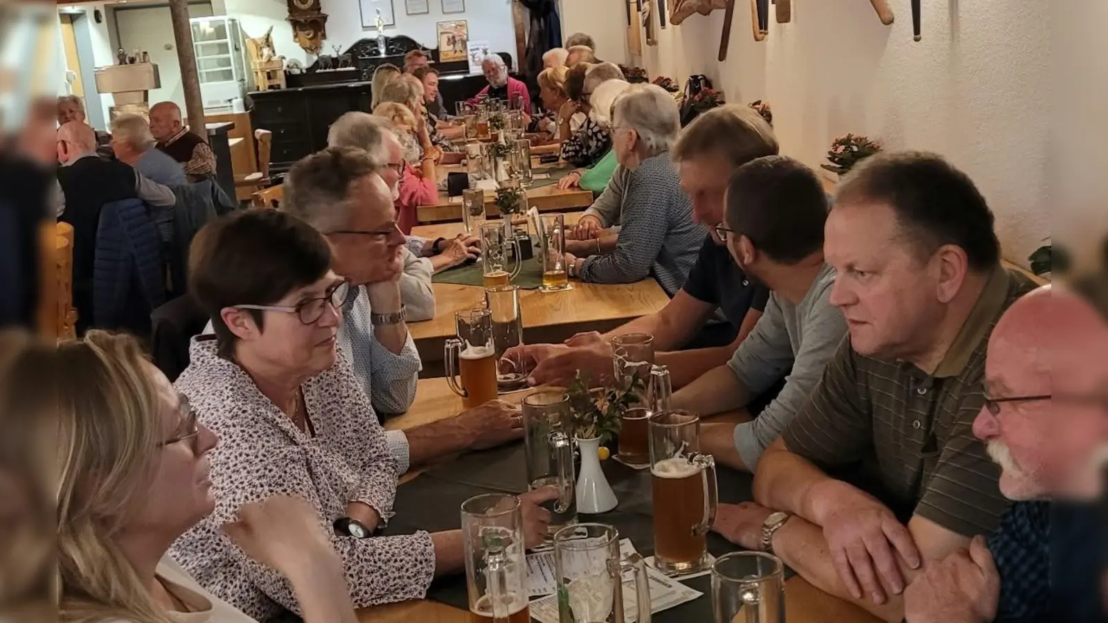 Geselligkeit und gute Stimmung: Die Teilnehmer der Siedlergemeinschaft Rothenstadt-Fichtenbühl e.V. verbrachten einen gemütlichen Abend in der Zoiglgaststätte Zum Rechersimer. (Bild: Gisela Chacon)