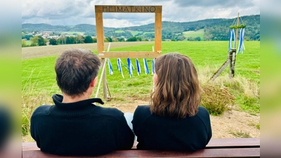 Beim Aufstellen (und weil Kirwamontag war) wurde das Heimatkino an seinem neuen Standort sogar ein bisschen geschmückt. (Bild: Ines Filipovic)