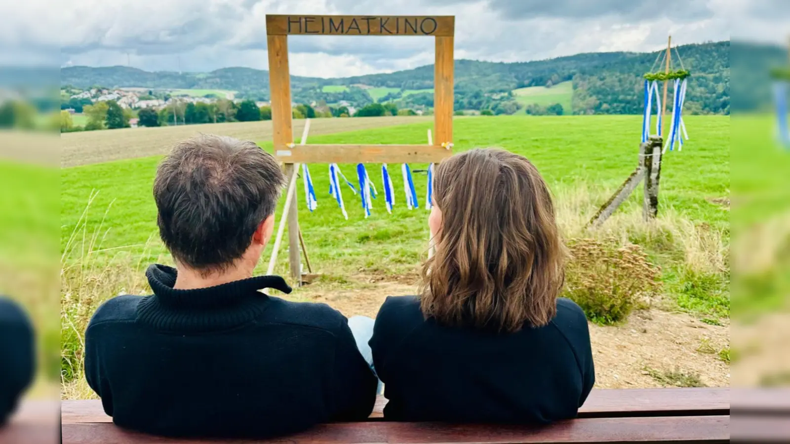 Beim Aufstellen (und weil Kirwamontag war) wurde das Heimatkino an seinem neuen Standort sogar ein bisschen geschmückt. (Bild: Ines Filipovic)