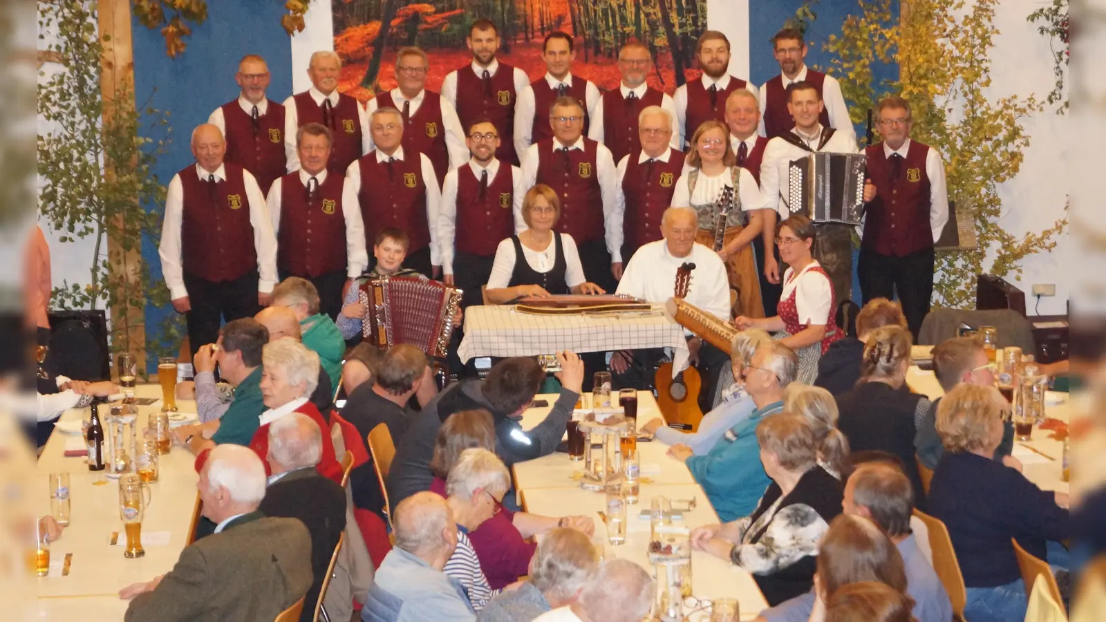 Bei der Herbstsitzweil im Weiherner Dorfheim, gab der Nachwuchsmusikant Josef Novak ein starkes Debüt. Gruppenfoto mit allen Akteuren. (Bild: Hans Schlosser)