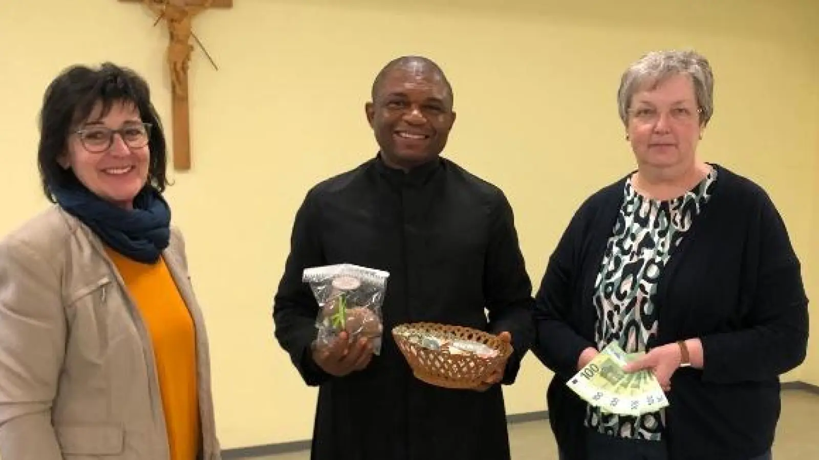 Emmanuel Obgu zusammen mit Monika Bösl (links) und Theresia Schwendner (rechts) bei der Spendenübergabe (Bild: Elisabeth Bauer)