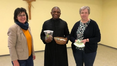 Emmanuel Obgu zusammen mit Monika Bösl (links) und Theresia Schwendner (rechts) bei der Spendenübergabe (Bild: Elisabeth Bauer)
