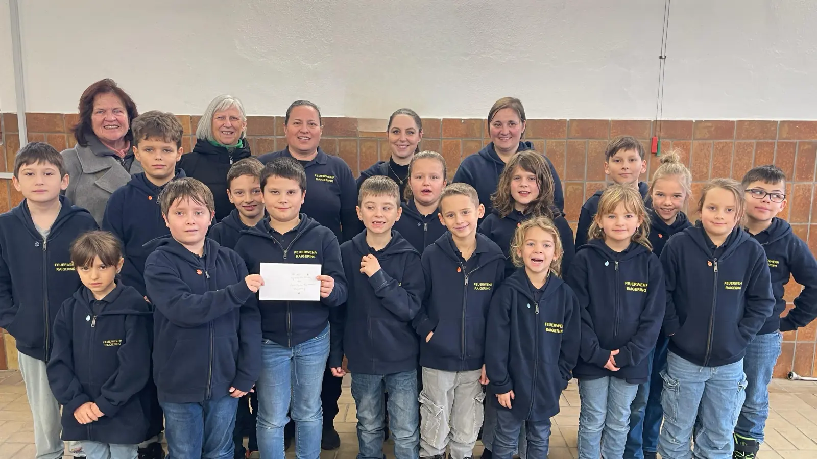 Übergabe der Spende des Frauenbund Aschach-Raigering durch Frau Kirner und Frau Pirzer. (Bild: Heike Winkler)