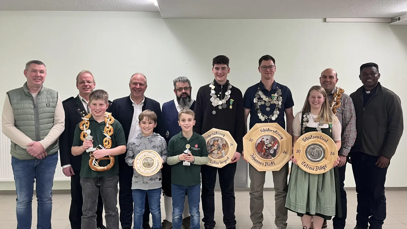 Die Ehenbachtaler Schützen proklamierten ihre neuen Würdenträger (von links): 2. Vorsitzende Heiko Friedrichs, Gauschützenmeister Klaus Ketzler, 2. Zwergal Ritter Pius Scheffel, 1. Bgm Marcus Eichenmüller, Zwergalkönig Christian Rubenbauer, 1. Zwergal Ritter Valentin Kummet, Schützenmeister Florian Friedl, Jugendkönig Lukas Siegert, Schützenkönig Johannes Prößl, Schützenliesl Celina Dolge, 2. Ritter Dominik Strähl, Pfarrvikar Ndudi. (Bild: Constanze Pausch)