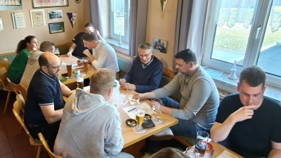 Nebenzimmer des Sportheims. Der spätere Gewinner am mittleren Tisch mit dem blauen Pullover, vlt. mit Tipps an die Jüngeren? (Bild: Markus Renner)