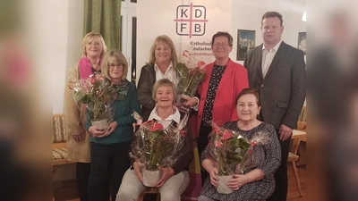 Die geehrten Frauenbundmitglieder mit Diözesanvorsitzender Martha Bauer, Sprecherin Rita Ponnath und Stadtpfarrer Thomas Kraus (Bild: Gabriele Böhm)