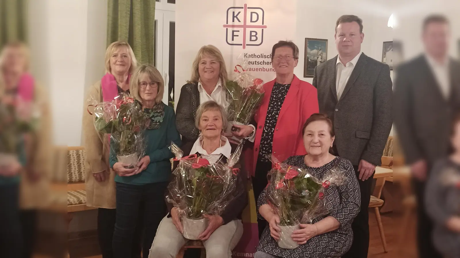Die geehrten Frauenbundmitglieder mit Diözesanvorsitzender Martha Bauer, Sprecherin Rita Ponnath und Stadtpfarrer Thomas Kraus (Bild: Gabriele Böhm)