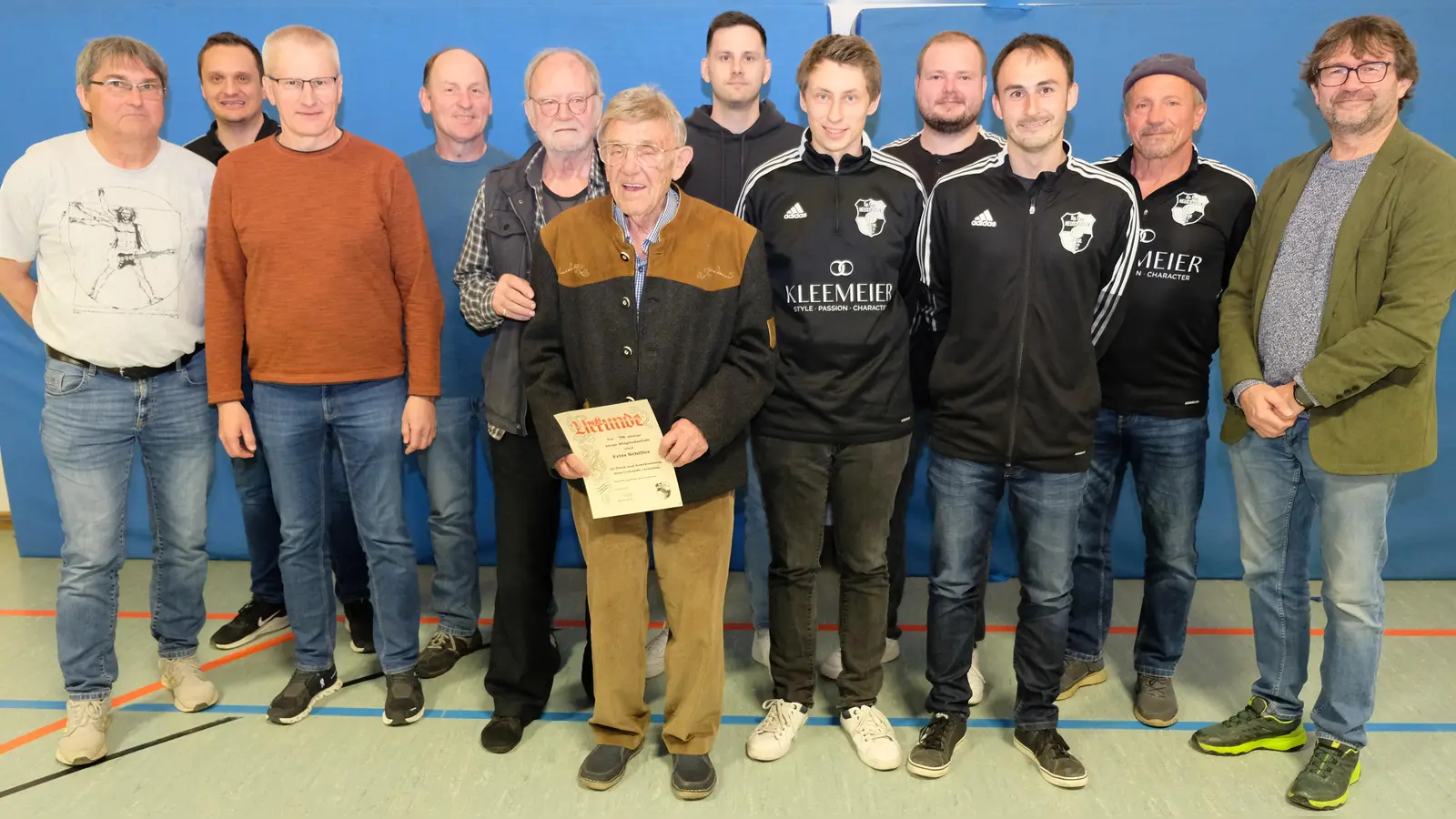 Mitgliederehrungen gaben der Jahreshauptversammlung der SpVgg Neustadt am Kulm einen festlichen Rahmen.  (Bild: Robert Dotzauer )