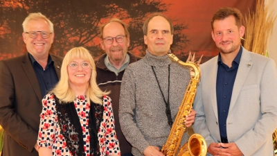 Freuten sich über den gelungenen Eröffnungsabend (von links): Oberbürgermeister Andreas Feller (BLS), Museumsleiterin Eva Maria Keil, Klaus Pöhler, Erster Vorsitzender der Kreisgruppe Schwandorf Bund Naturschutz, Musiker Mike Reisinger und Zweiter Bürgermeister Matthias Kuhn (SPD). (Bild: Gerhard Goetz)