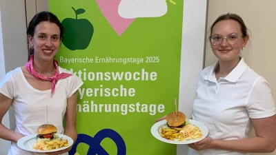 Ernährungstage an der FEH mit leckerem Burger aus Erzeugnissen der zuvor besuchten Bio-Betriebe Schaller und Gailertsreuther Mühle. (Bild: Marie Bauer)