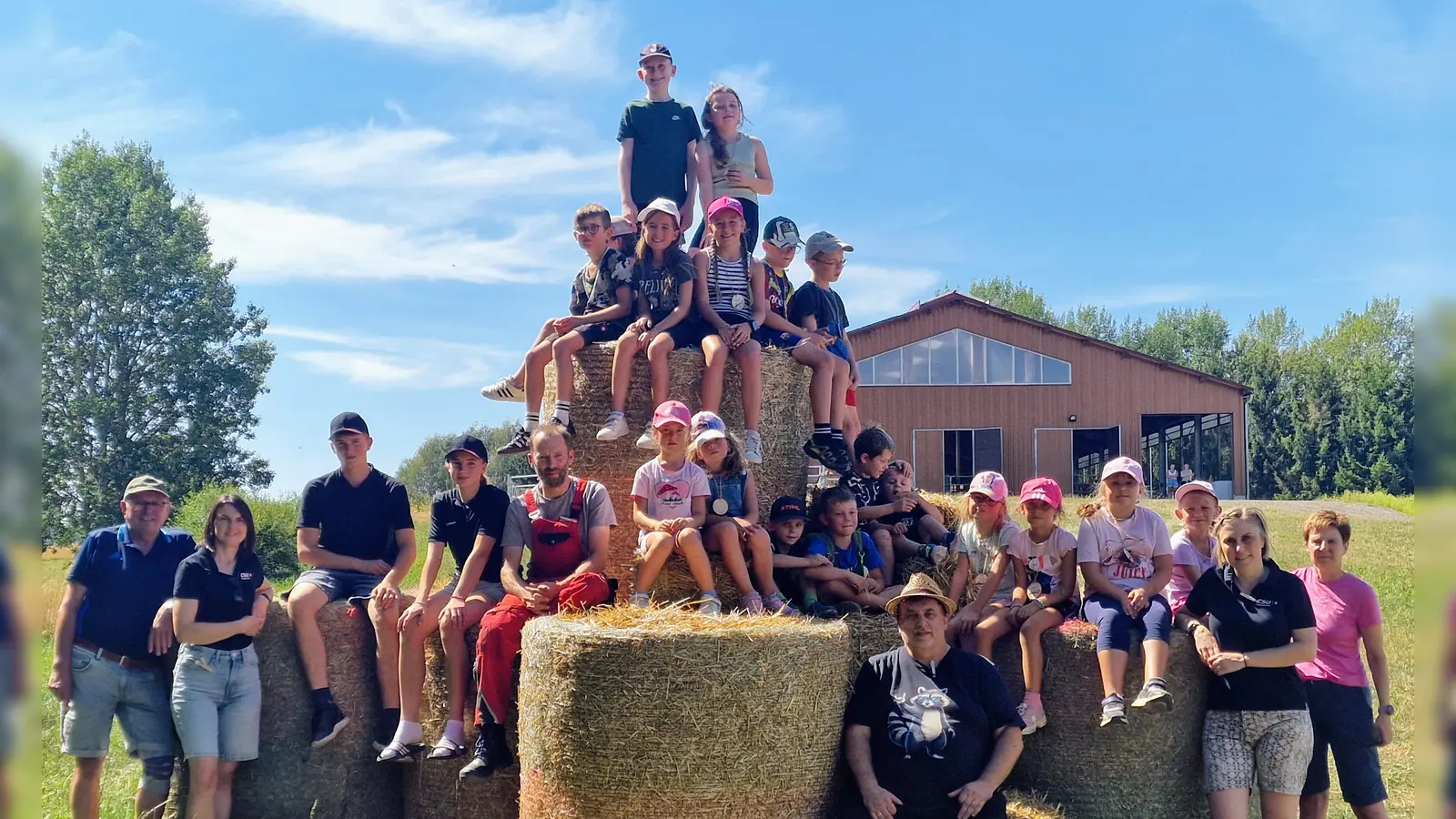 Einen abwechslungsreichen, lehrreichen und zugleich unterhaltsamen Nachmittag erlebten 18 Kinder beim Ferienprogramm der CSU Waidhaus unter dem Motto „Landwirtschaft erleben“. (Bild: Josef Kleber)