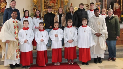 Pfarrer John Subash Vincent (vorne, links) freut sich über die neuen Ministranten und sagt den ausgeschiedenen Messdienern „Vergelt's Gott”. (Bild: pi)