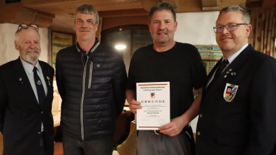 Die beiden 1. Vorsitzenden von RK und SRK links Hans-Reiner Heldrich und rechts Michael Schuster mit dem neuen 2. Vorstand SRK Bernhard Allendorf und dem geehrten Norbert Sebald für 10jährige Mitgliedschaft beim Soldatenbund (Bild: Rudi Gruber)