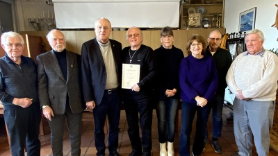 Die Briefmarkenfreunde Weiden wählten wieder eine komplette Vorstandschaft. Ab nächstem Jahr zahlen die Mitglieder den auf nunmehr 30 Euro leicht angehobenen Betrag. (Bild: Reinhard Kreuzer)