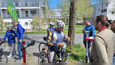 Während René Grössl (Zweiter von links) kompetente Hilfe bietet, wird mit anderen Fahrradbegeisterten gefachsimpelt. (Bild: Fabian Keppler-Stobrawe)