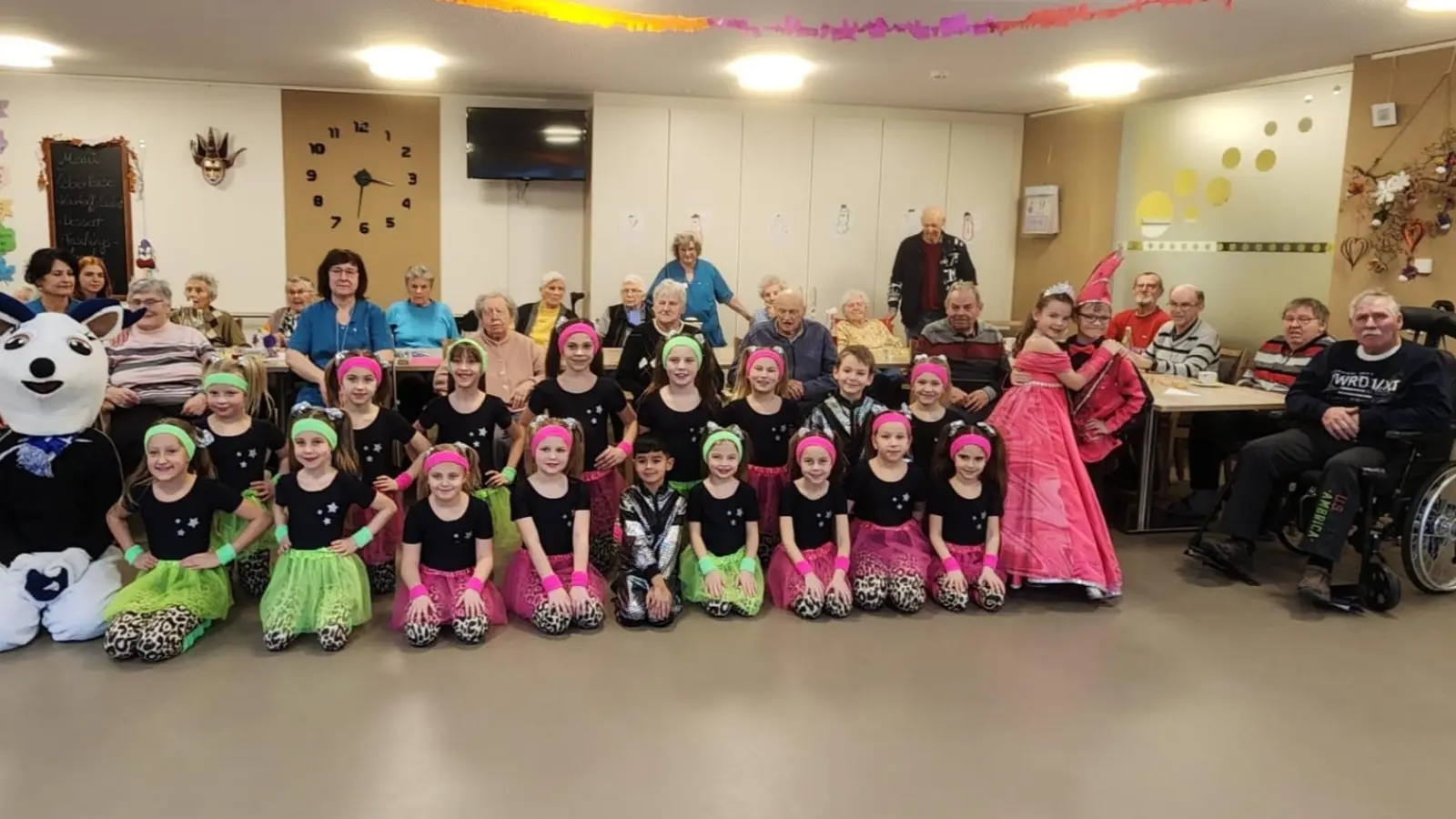 Kindergarde Hirschau begeisterte mit ihrem Auftritt in der Tagespflege St. Barbara (Bild: List Carina)