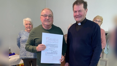 Pfarrer Hans Zeltsperger überreichte Richard Pesold die signierte Ehrenurkunde. (Bild: Uwe Guttenberger)