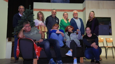 Das Team des Amateurtheater Dörflas steckt inmitten der Proben für ihr großes Theaterstück mit dem Titel „Ach Du Fröhliche“ von Bernd Gombold.  (Bild: Michael Meier)