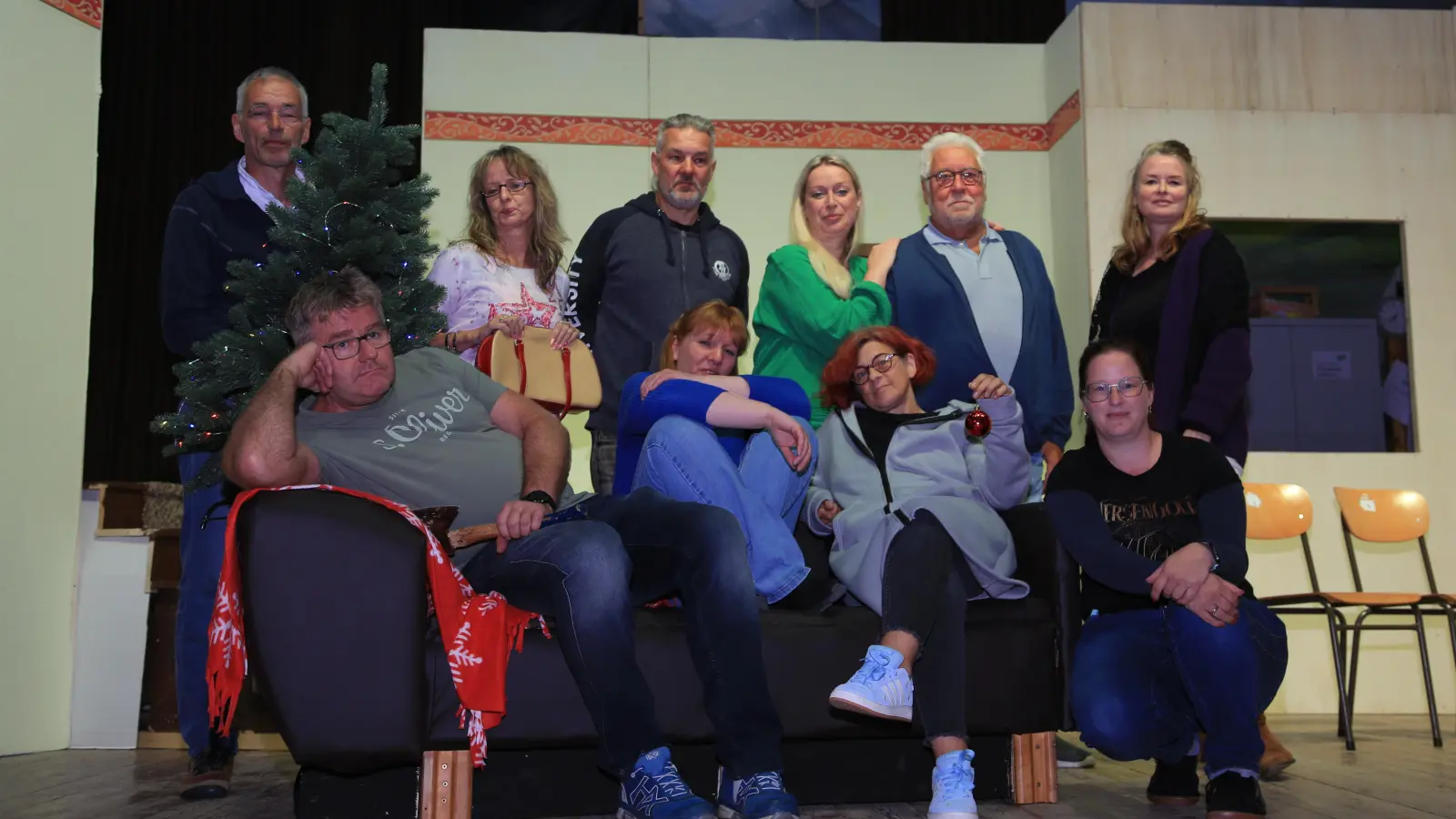 Das Team des Amateurtheater Dörflas steckt inmitten der Proben für ihr großes Theaterstück mit dem Titel „Ach Du Fröhliche“ von Bernd Gombold.  (Bild: Michael Meier)