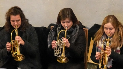 Die drei neuen Posaunenchor-Leiterinnen (von links) Luisa Kretschmer, Doreen Deyerl und Theresa Motschmann sind ausgewiesene Könnerinnen an der Trompete. (Bild: gac)