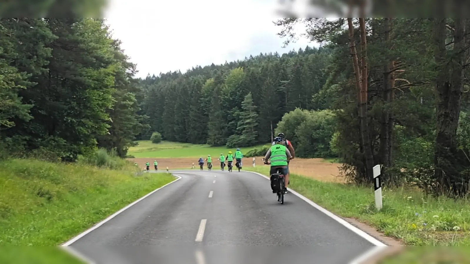 Radler auf dem Simultankirchenradweg.  (Bild: Gerda Stollner)