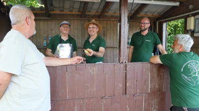 Der Stepper Albert reicht den Gästen die Bratwurstsemmeln. Die Gartler des OGV Vilshofen-Rieden hatten beste Stimmung bei ihrem diesjährigen Sommerfest (Bild: Michael Rabenhofer)