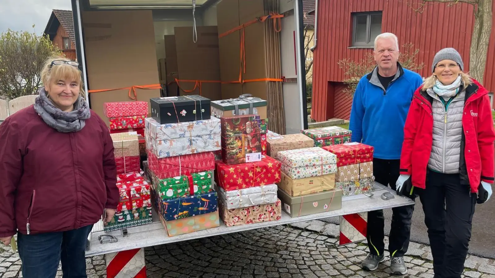 Übergabe in Wernersreuth an die ehrenamtlichen Helfer und Helferinnen der Organisation humedica. (Bild: Brigitte Meyer)