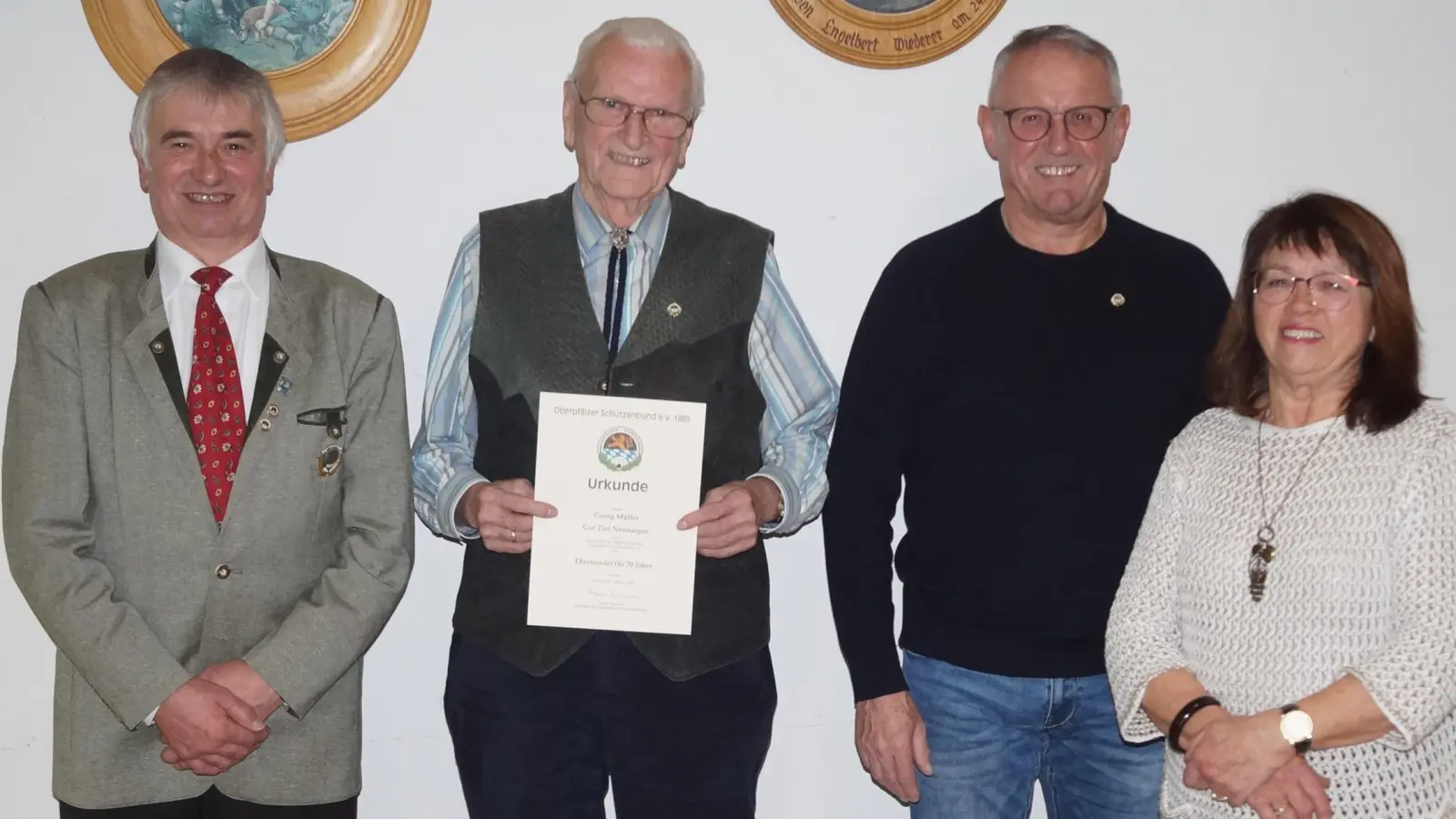 Das Bild zeigt von links: Schützenmeister Franz Krös, Georg Müller, Josef Lorenz und 2. Bürgermeisterin Maria Schlögl (Bild: Franz Krös)