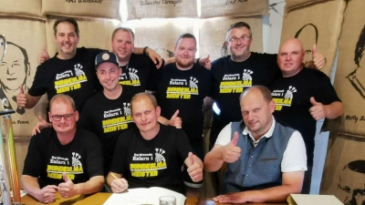 Die erste Mannschaft um Teamchef Hans-Jürgen Bauer (Bildmitte) trug sich im Beisein von 2. Bürgermeister Thomas Kleber und Vereinschef Martin Bauer (re) ins Goldene Buch der Marktgemeinde ein. (Bild: Karl Ziegler)