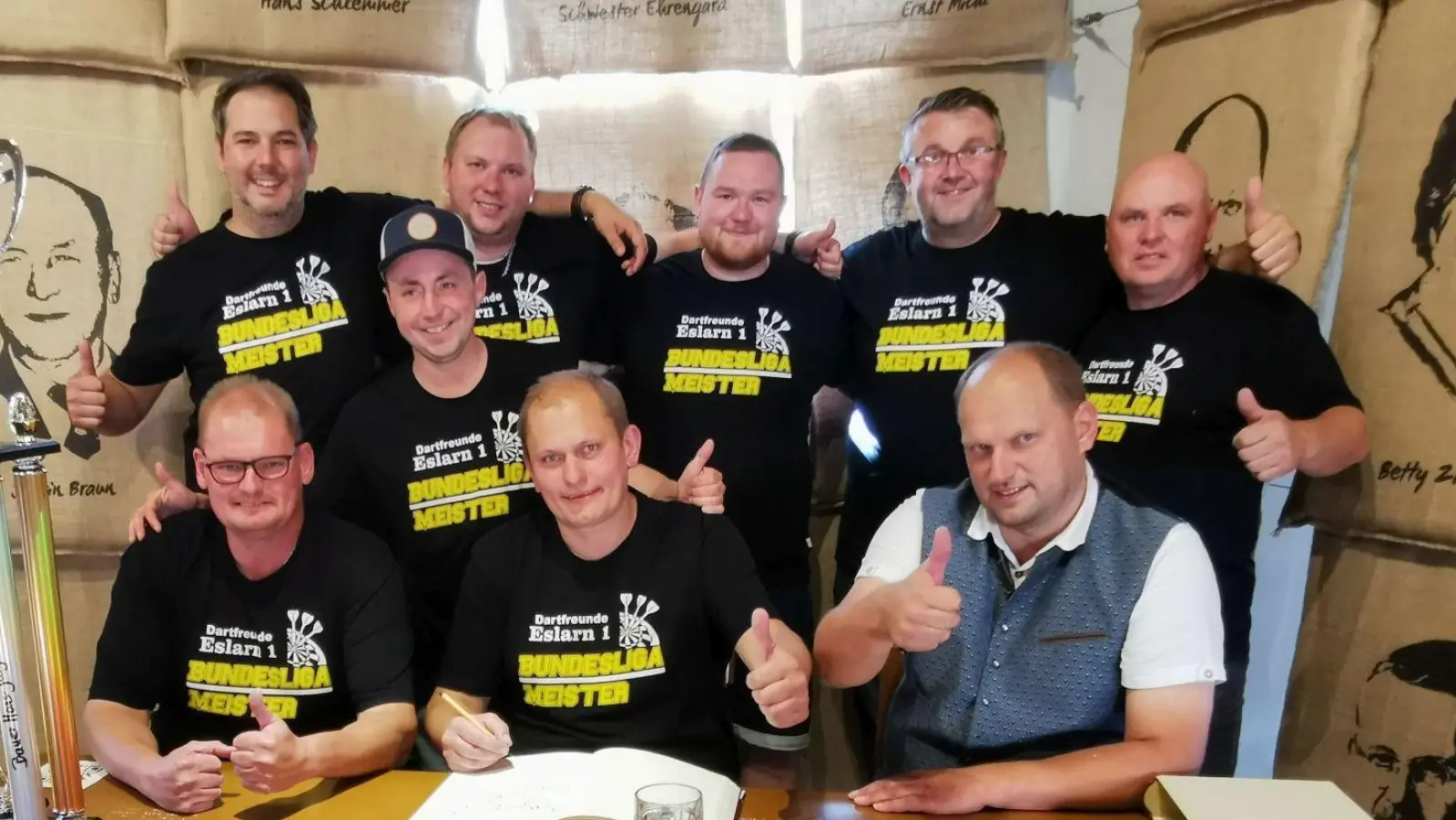 Die erste Mannschaft um Teamchef Hans-Jürgen Bauer (Bildmitte) trug sich im Beisein von 2. Bürgermeister Thomas Kleber und Vereinschef Martin Bauer (re) ins Goldene Buch der Marktgemeinde ein. (Bild: Karl Ziegler)