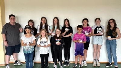 Die Jugendlichen des SV Trevesen, mit ihren gebastelten Nestern und Ostereiern, unterstützt von Übungsleiterin Julia Schultes (links) und Pia Wegmann (rechts).  (Bild: Anna Heinl)