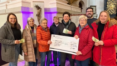 Katja Bloßfeldt, Leiterin KiGa Waldwichtel, Maria Spachtholz u. Loni Hahn Vorstandschaft KAB, Monika Demmer, Leiterin KiGa St.Michael, Gudrun und Dominik Sirtl, Vorsitzende KAB und Diana Männer, Leiterin KiGa Taussendfüssler (Bild: Gudrun Sirtl)