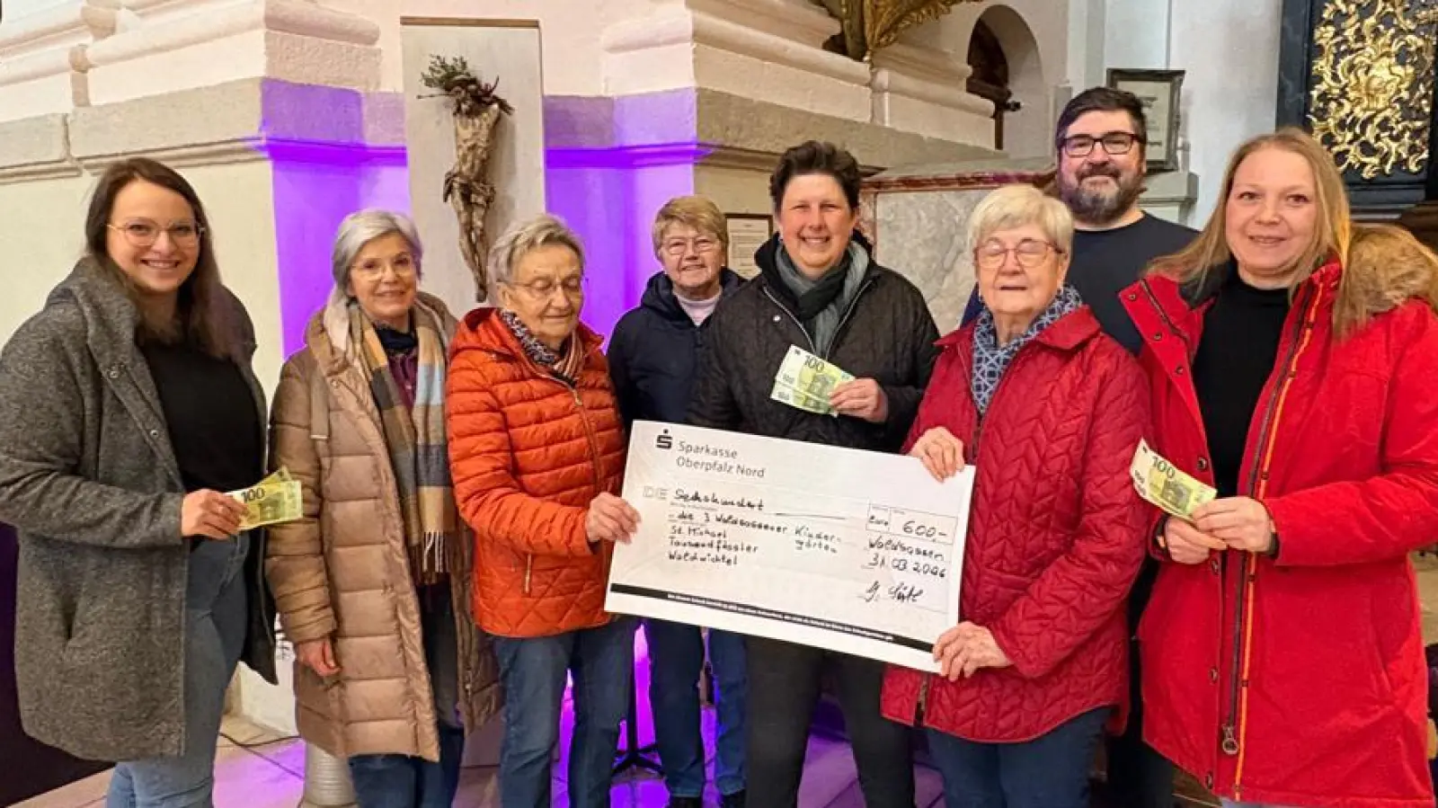 Katja Bloßfeldt, Leiterin KiGa Waldwichtel, Maria Spachtholz u. Loni Hahn Vorstandschaft KAB, Monika Demmer, Leiterin KiGa St.Michael, Gudrun und Dominik Sirtl, Vorsitzende KAB und Diana Männer, Leiterin KiGa Taussendfüssler (Bild: Gudrun Sirtl)