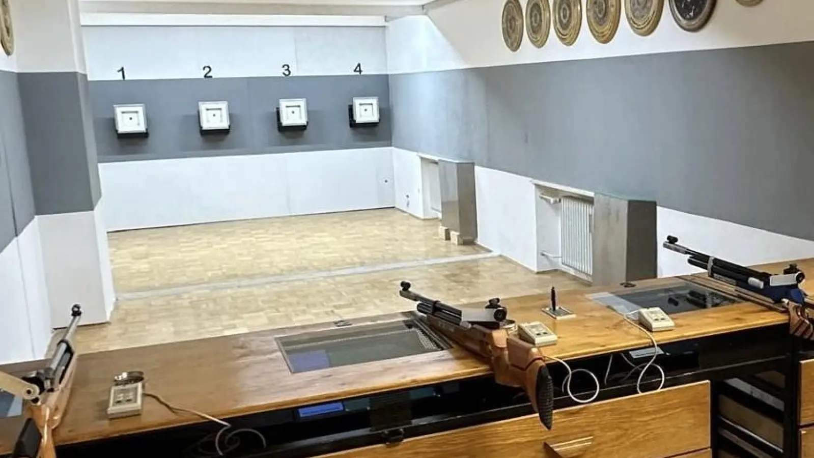 Die Schützen sind nun von der neuen Meyton-Schießanlage und vor allem von der modernen Technik vollauf begeistert.  (Bild: Hermann Haas)