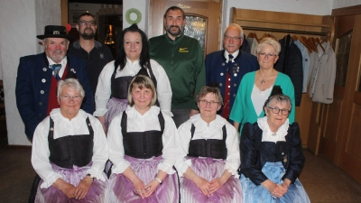 Bild zeigt die neue Vorstandschaft mit ihrem alten und neuen Vorsitzenden Hans-Jürgen Enders (hi.2.v..re.) (Bild: Josef Söllner)