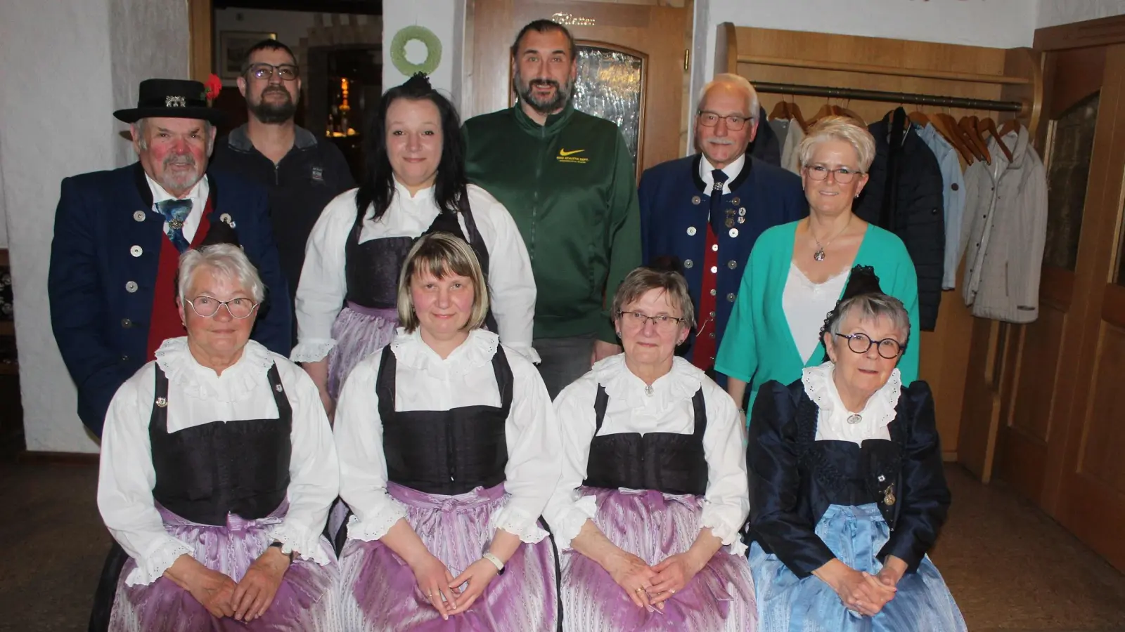 Bild zeigt die neue Vorstandschaft mit ihrem alten und neuen Vorsitzenden Hans-Jürgen Enders (hi.2.v..re.) (Bild: Josef Söllner)