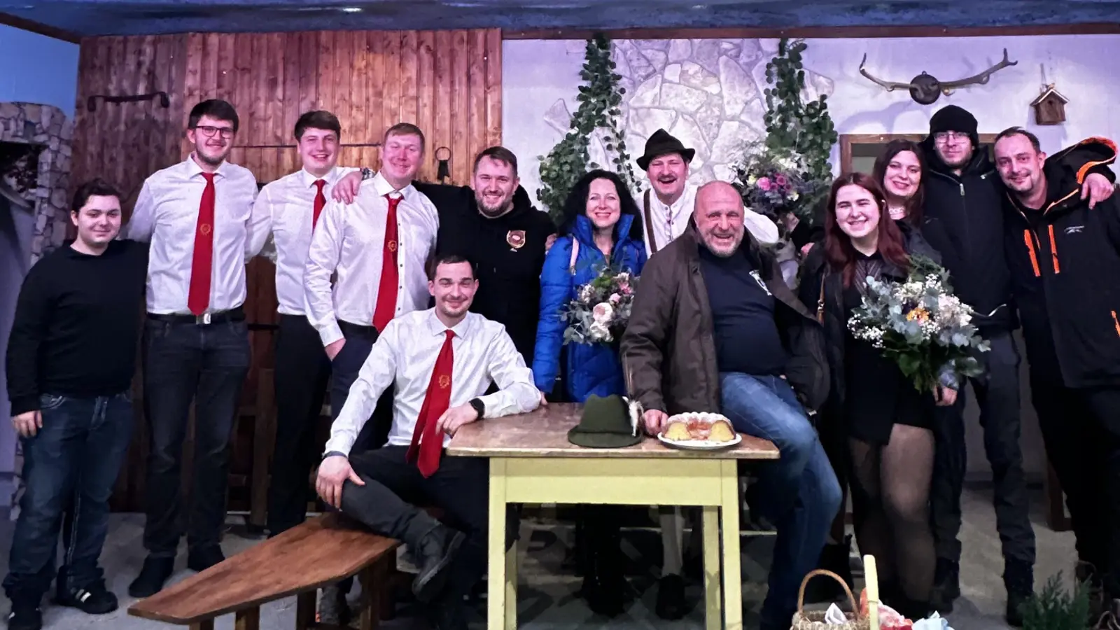 Theaterspieler inklusive Vorstandschaft  (Bild: Julian Sattich)