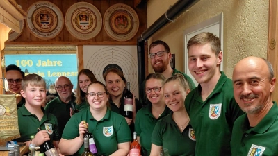 Das zur Weinstube umfunktionierte Bayerntreu – Schützenhaus ist beim 14. Weinfest voll besetzt. Darüber freuen sich das fleißige Bayerntreu - Serviceteam. Im Bild von links: Franz Lukas jun. Michael Götz, Schützenmeister Bernd Bodensteiner, Paulina Stahl, Julia Lukas, Valentina Stahl, Lena und Valentin Kellner, Theresa Kleber, Johannes Kleber und Alexander Lukas. (Bild: Lena Kellner)