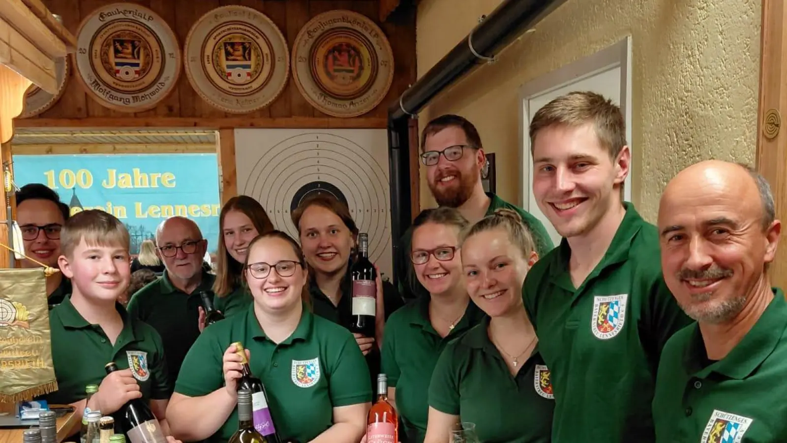 Das zur Weinstube umfunktionierte Bayerntreu – Schützenhaus ist beim 14. Weinfest voll besetzt. Darüber freuen sich das fleißige Bayerntreu - Serviceteam. Im Bild von links: Franz Lukas jun. Michael Götz, Schützenmeister Bernd Bodensteiner, Paulina Stahl, Julia Lukas, Valentina Stahl, Lena und Valentin Kellner, Theresa Kleber, Johannes Kleber und Alexander Lukas. (Bild: Lena Kellner)