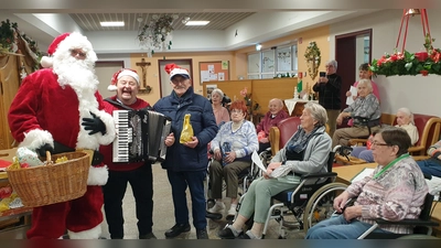 Der Santa-Claus des Kontakt Clubs und Präsident Walter Brunner bescherte die Bewohner des Seniorenheims in Hammergmünd. Norbert Fiedler spielte weihnachtliche Weisen (Bild: Franz Zeilmann )