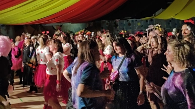 Stimmung pur in der Landgraf-Ulrich-Halle: Bei Weiberfasching ging es auf der Tanzfläche die ganze Nacht rund. (Bild: Georg Hirmer)