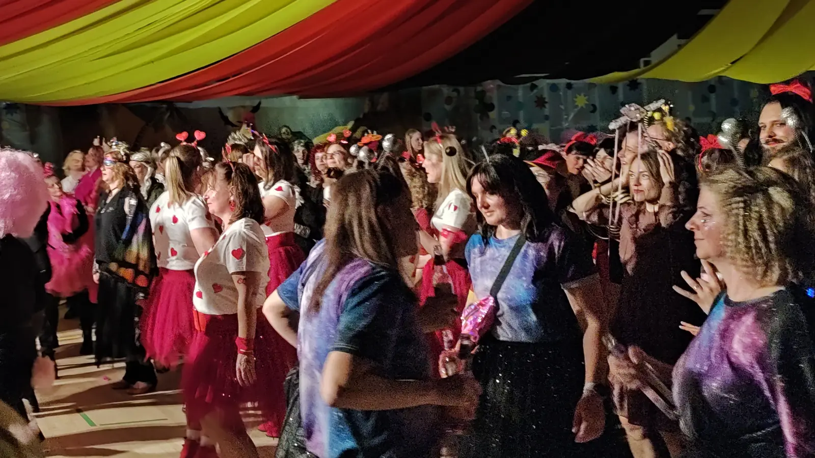 Stimmung pur in der Landgraf-Ulrich-Halle: Bei Weiberfasching ging es auf der Tanzfläche die ganze Nacht rund. (Bild: Georg Hirmer)