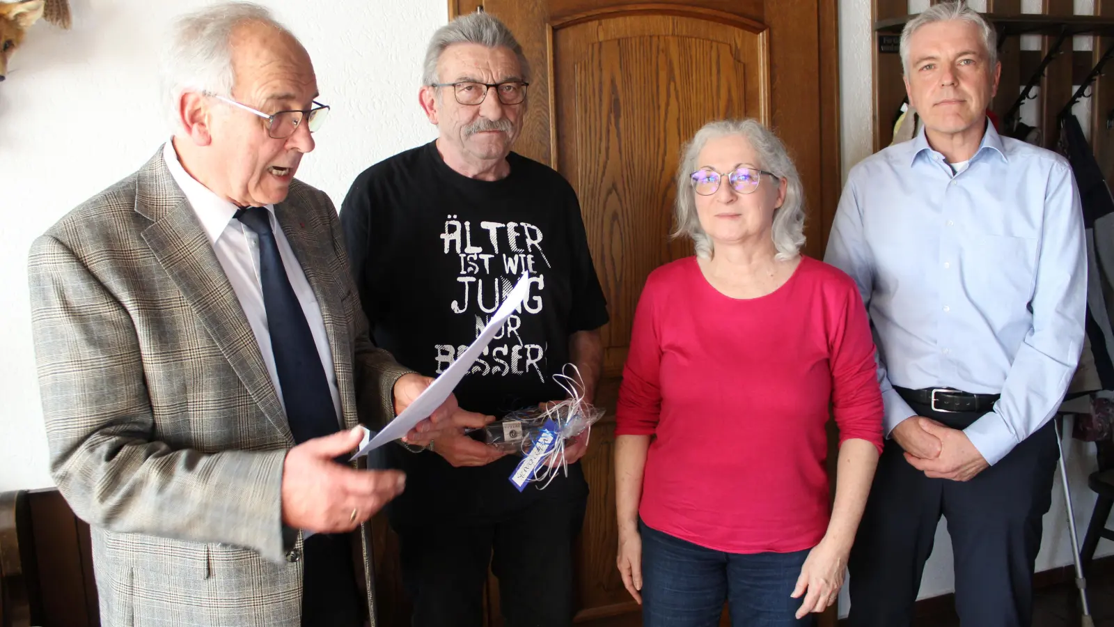 (von links) Teamsprecher der KAB St. Marien Sulzbach Joachim Weiß bedankte sich zum Abschied bei Norbert Eisner für seine 22-jährige Vorstandsarbeit gemeinsam mit der Schriftführerin Ingrid Reinhardt mit einem Geschenk. Als Nachfolger übernimmt Reiner Weiß das Amt des Kassiers. (Bild: Anton Fenk)