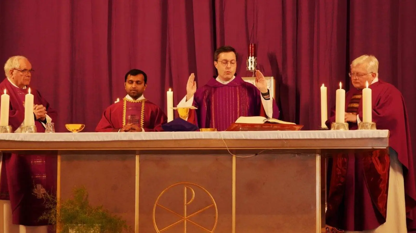 Die KAB St. Johannes feierte am Samstag mit einem Festgottesdienst ihr 70-jähriges Jubiläum. V.l. Ruhestandspfarrer Gerhard Pausch, Pfarrvikar Jomet Joy, Diözesanpräses Stefan Rödl und Präses Gottfried Schubach.  (Bild: Alois Schröpf )