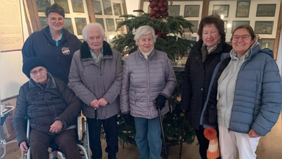 Senioren der Tagespflege mit Schwester Monika und Andrea (Bild: Roman Bauer)