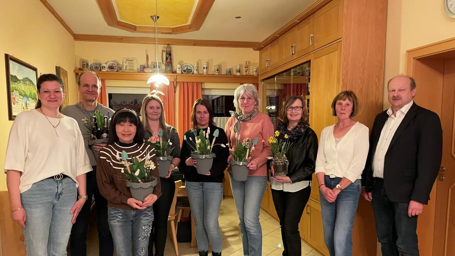 1. Vorsitzende Michaela Hummer (links), die Neuaufnahmen und Referentin Gertraud Portner (3. von rechts).  (Bild: Kristina Portner)