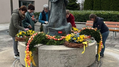 Die Frauen der Kolpingsfamilie haben auch in diesem Jahr wieder den Brunnen auf dem Dorfplatz geschmückt.  (Bild: Ulli Werner)