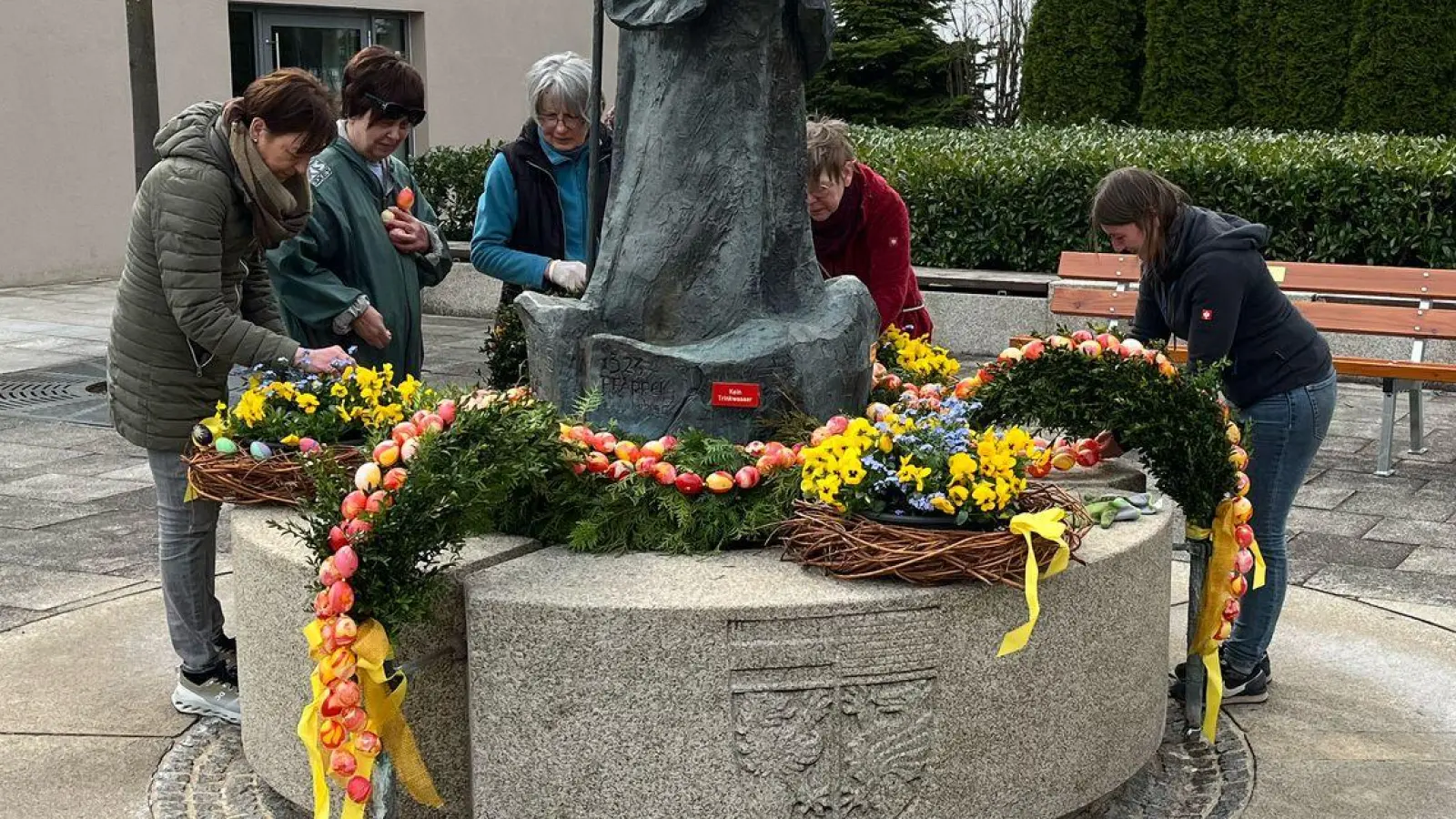 Die Frauen der Kolpingsfamilie haben auch in diesem Jahr wieder den Brunnen auf dem Dorfplatz geschmückt.  (Bild: Ulli Werner)