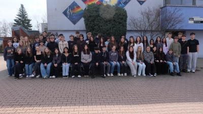 Die Schüler der Klassen 8 und 8M gemeinsam mit den Schülern der 9. Klasse der Partnerschule Zakladni Skola aus Tachov. (Bild: Brigitte Pfennig)