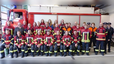 Die 27 Teilnehmer in ihren neuen FW-Anzügen mit den Prüfern KBM Jürgen Ehrnberger, Helmut Braun, Florian Schlegel und dem Kastler Feuerwehrkommandanten Fabian Nemetschek und 2. Bürgermeister Andreas Otterbein (Bild: Josef Piehler)